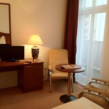Baerliner Pension Берлин Стая снимка